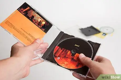 Замените футляр для компакт-диска Шаг 6