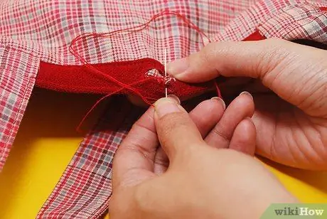 Выполните петлю для петли с ручной вышивкой Шаг 4