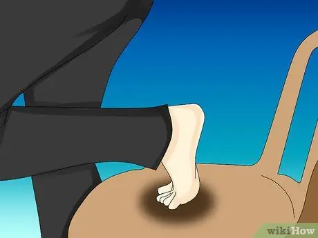 Сядьте как L Lawliet из Death Note Step 1