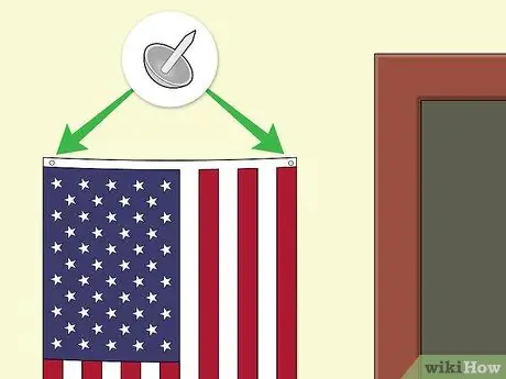 Повесьте американский флаг вертикально Шаг 5