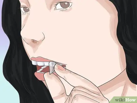 Нанесите клыки вампира без клея Шаг 10