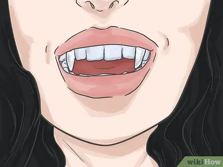 Нанесите клыки вампира без клея Шаг 11