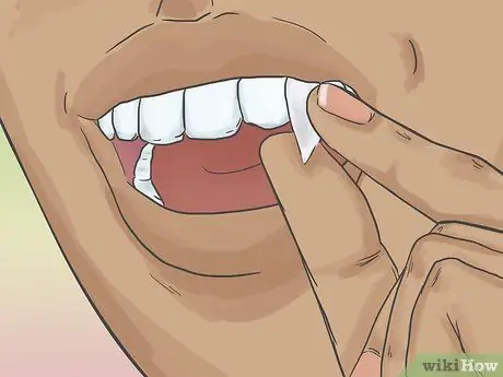 Нанесите клыки вампира без клея Шаг 4