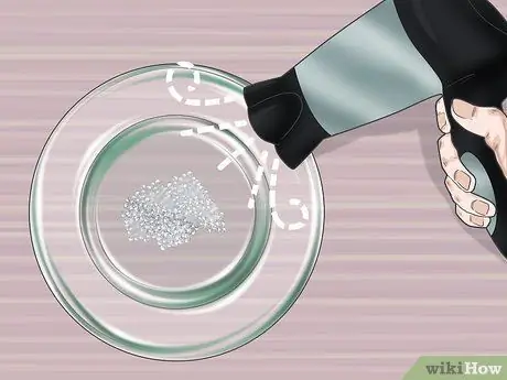 Нанесите клыки вампира без клея Шаг 8