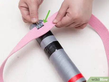 Сделайте рукоять светового меча из трубки от переработанного бумажного полотенца Шаг 11