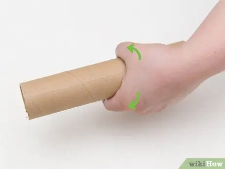 Сделайте рукоять для светового меча из трубки из переработанного бумажного полотенца Шаг 2