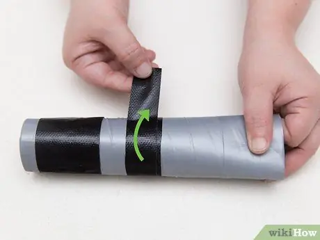 Сделайте рукоять светового меча из трубки от переработанного бумажного полотенца Шаг 6