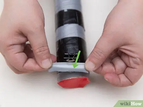 Сделайте рукоять светового меча из трубки от переработанного бумажного полотенца Шаг 9