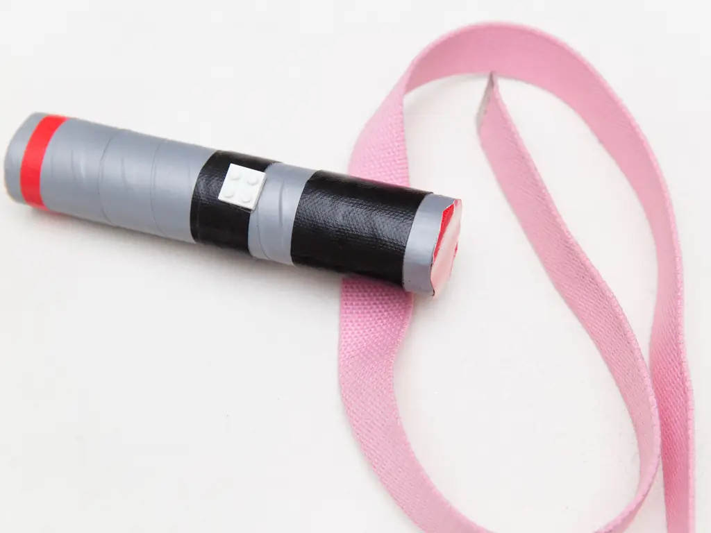 Как сделать рукоять светового меча из тубуса из переработанного бумажного полотенца