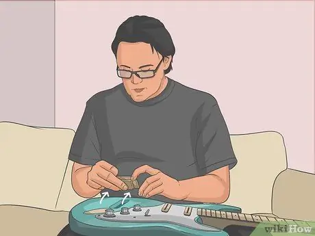 Установите мост Fender Tremolo Bridge, шаг 2 Установите мост Fender Tremolo Bridge, шаг 2