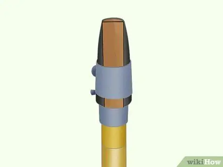 Вставьте трость в саксофон Шаг 6