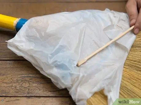 Сделайте марионетку из пустой бутылки и палочки от метлы. Шаг 1