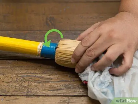 Сделайте марионетку из пустой бутылки и палочки от метлы. Шаг 2
