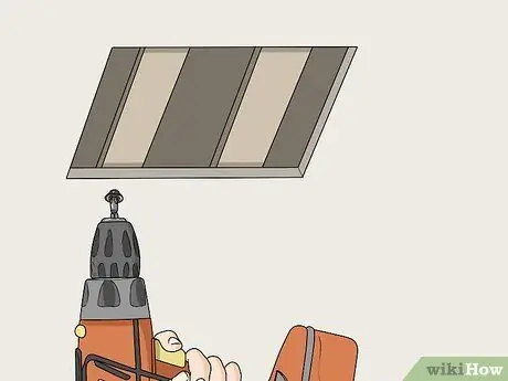 Закрепите отверстия в потолке Шаг 11