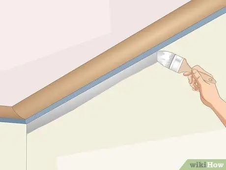 Красить стены возле потолка Шаг 11