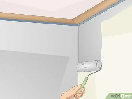 Красить стены у потолка Шаг 14