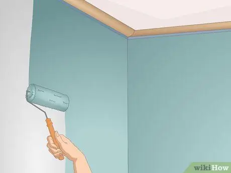 Красить стены у потолка Шаг 18