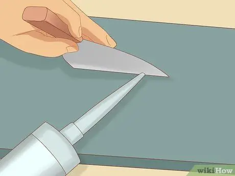 Нанесите силиконовый герметик Step 11
