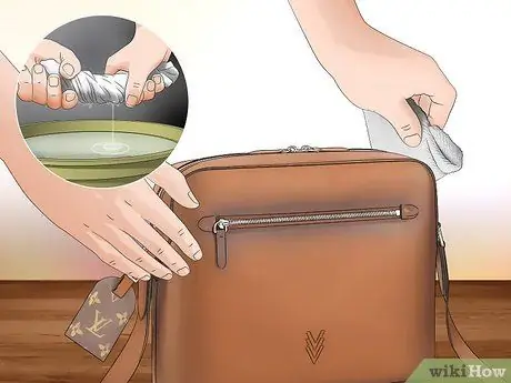 Чистка кожи Louis Vuitton, шаг 1 Чистка кожи Louis Vuitton, шаг 1