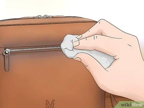 Чистка кожи Louis Vuitton Step 11 Чистка кожи Louis Vuitton Step 11