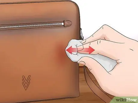 Чистка кожи Louis Vuitton, шаг 2 Чистка кожи Louis Vuitton, шаг 2