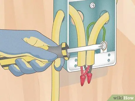 Установите распределительную коробку Шаг 11