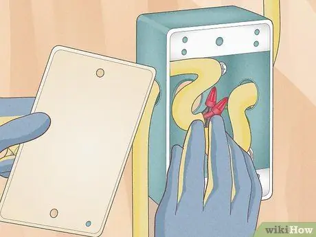 Установите распределительную коробку Шаг 12