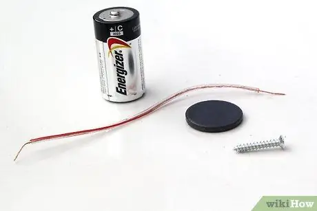 Сделайте двигатель из батареи, провода и магнита Шаг 1