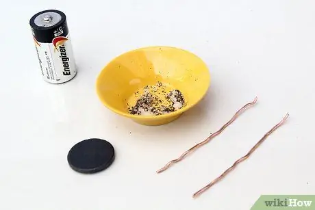 Сделайте двигатель из батареи, провода и магнита Шаг 10