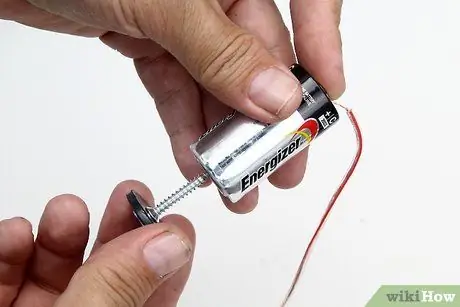 Сделайте двигатель из батареи, провода и магнита Шаг 4