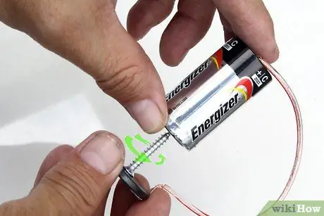 Сделайте двигатель из батареи, провода и магнита Шаг 5