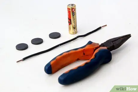 Сделайте двигатель из батареи, провода и магнита Шаг 6