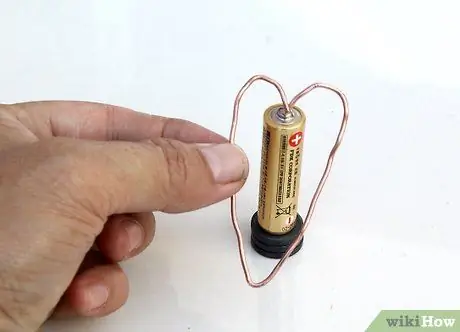 Сделайте двигатель из батареи, провода и магнита Шаг 8