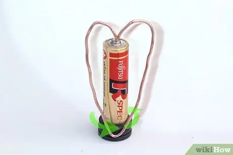 Сделайте двигатель из батареи, провода и магнита Шаг 9
