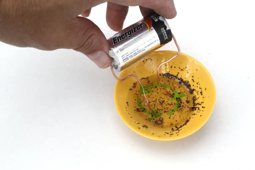 Три способа сделать двигатель из батареи, провода и магнита