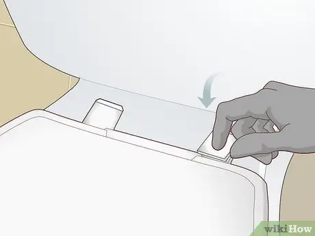 Установите мягкое закрывающееся сиденье для унитаза. Шаг 14