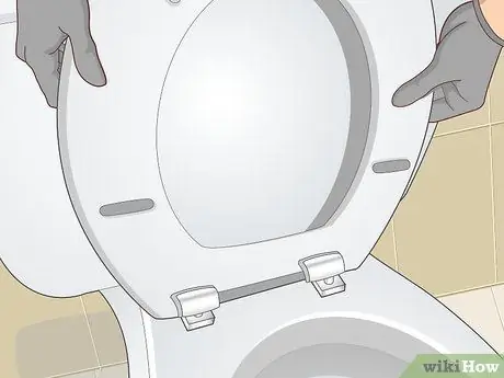 Установите мягкое закрывающееся сиденье для унитаза Шаг 8