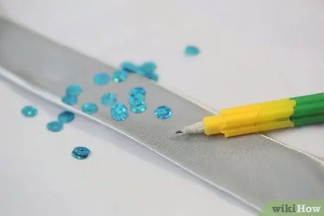 Прикрепите блестки с помощью клея Шаг 1
