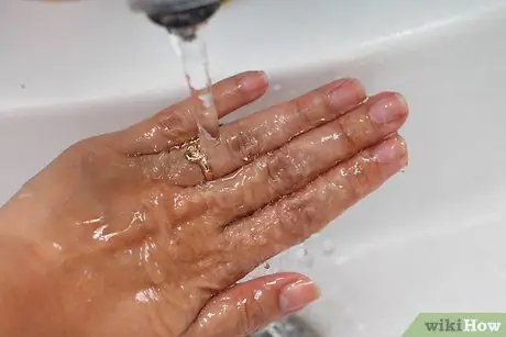 Прикрепляем пайетки с помощью клея Шаг 12