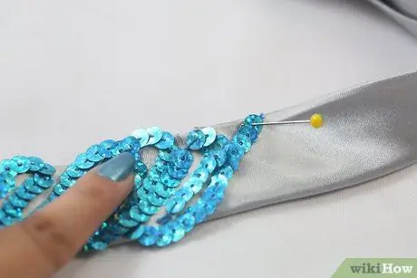 Прикрепляем пайетки с помощью клея Шаг 10