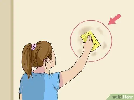 Очистите стены уксусом Шаг 6