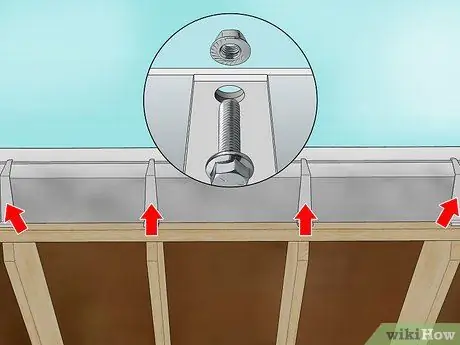 Установите водосточные желоба Шаг 14