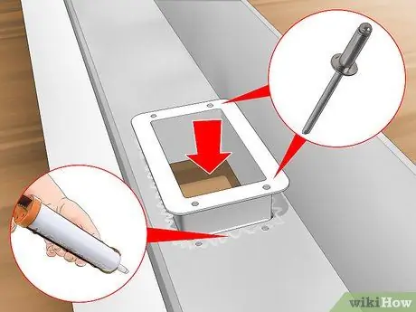 Установите водосточные желоба Шаг 9