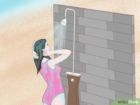 Удалите пляжный песок с ног Шаг 4