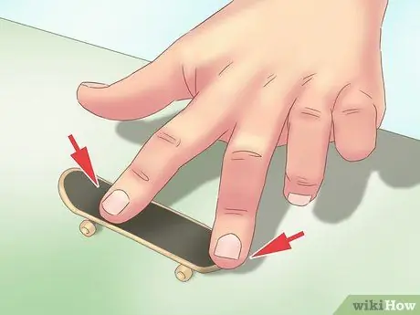 Kickflip on a Tech Deck, шаг 1