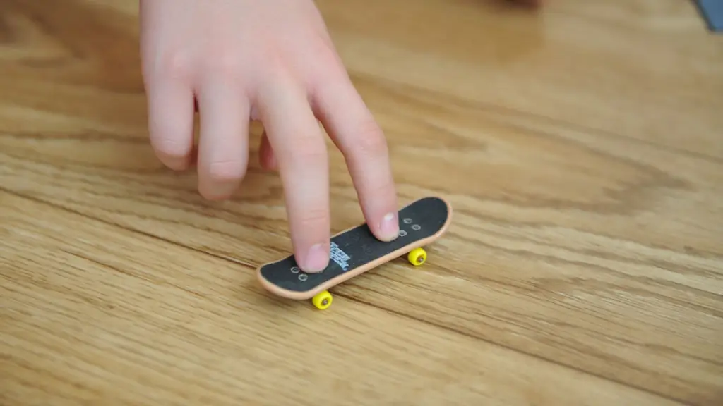 Как Олли на Tech Deck с помощью трех пальцев: 6 шагов