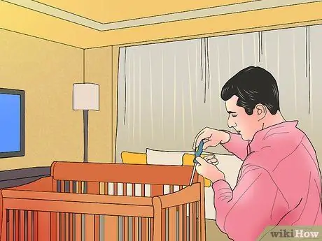 Обеспечьте безопасное использование детской кроватки Шаг 1