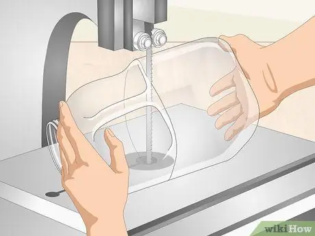 Вырежьте пластиковую бутылку. Шаг 10