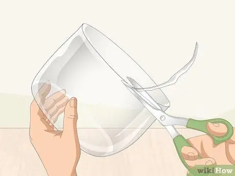 Вырежьте пластиковую бутылку. Шаг 11