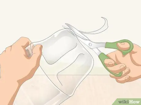 Вырежьте пластиковую бутылку. Шаг 7